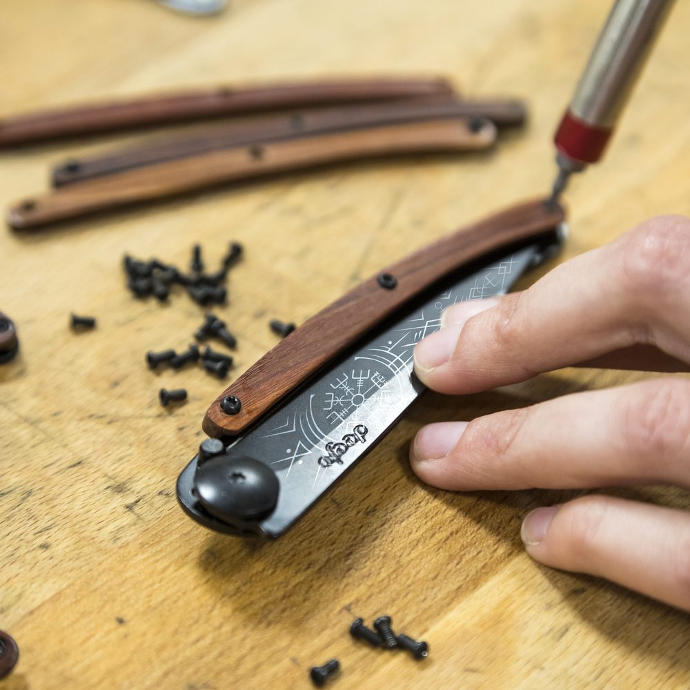 Assemblage d’un Deejo : vissage du manche