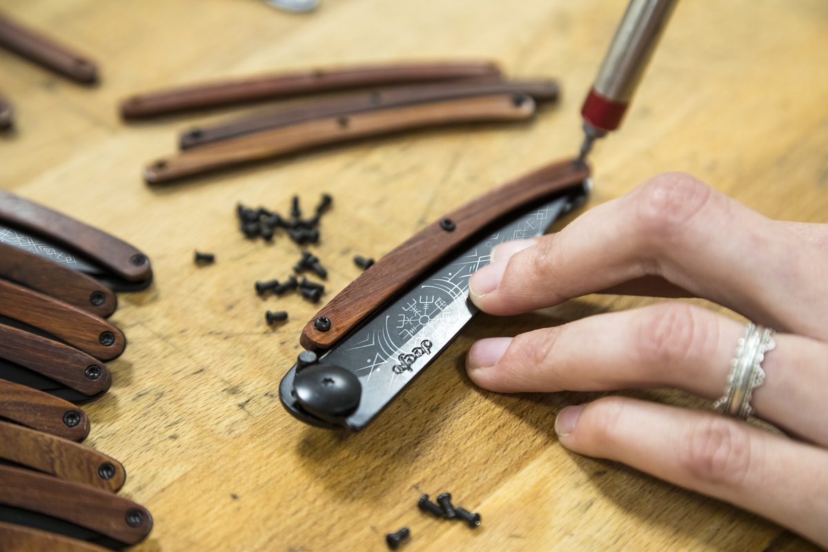 Assemblage d’un Deejo : vissage du manche