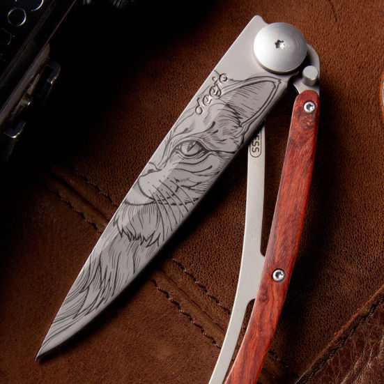 Photo d'un couteau Deejo personalisé avec le tatouage Félins