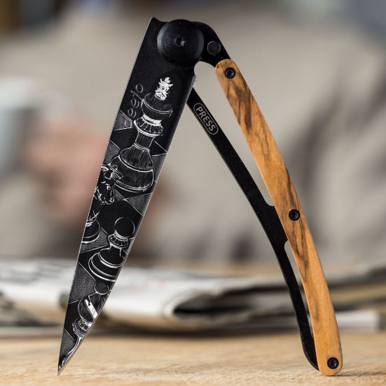 Photo d'un couteau Deejo personalisé avec le tatouage Échec