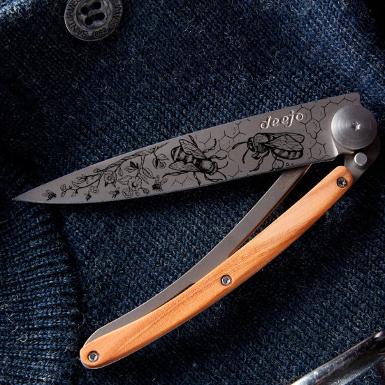 Photo d'un couteau Deejo personalisé avec le tatouage Abeille