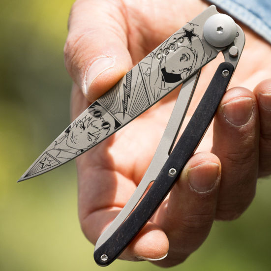 Photo d'un couteau Deejo personalisé avec le tatouage Manga Art