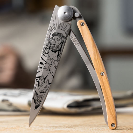 Photo d'un couteau Deejo personalisé avec le tatouage Jésus