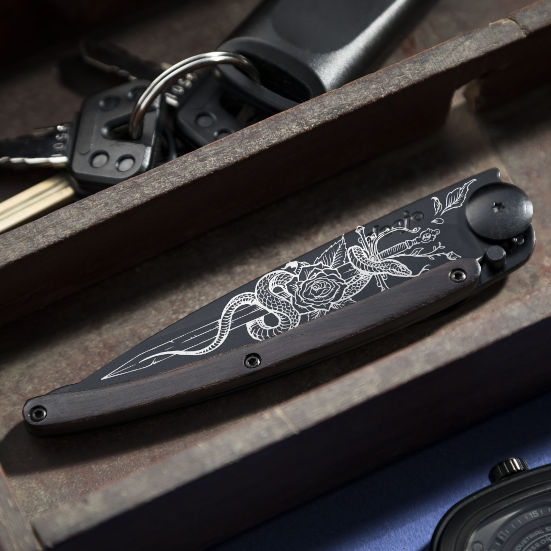 Photo d'un couteau Deejo personalisé avec le tatouage Glaive