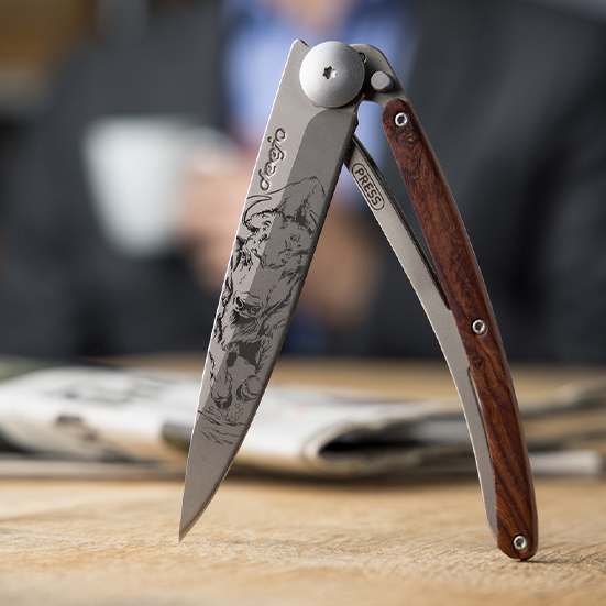 Photo d'un couteau Deejo personnalisé avec le tatouage Bison