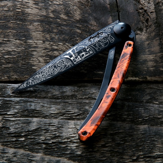 Photo d'un couteau Deejo personnalisé avec le tatouage Sanglier