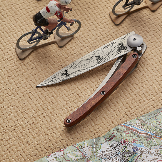 Photo d'un couteau Deejo personnalisé avec le tatouage VTT