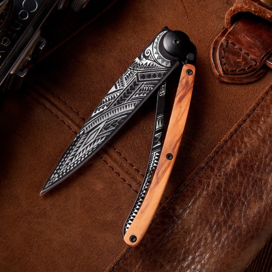 Photo d'un couteau Deejo personnalisé avec le tatouage Samoa