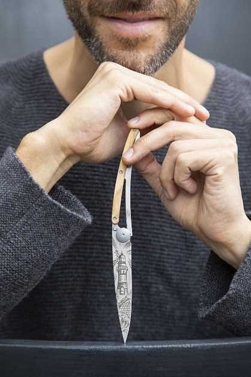 Ein Deejo-Taschenmesser mit Leuchtturm-Motiv Ein Deejo-Taschenmesser mit Leuchtturm-Motiv